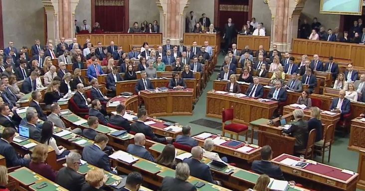 A költségvetési hiányt 4,9 százalékra viszi le jövőre a kormány
