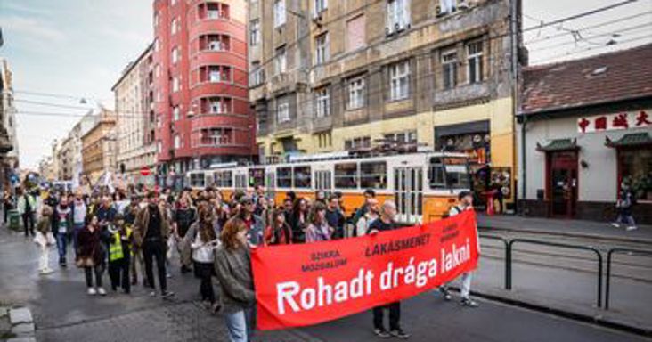 „Rohadt drága lakni” – ismét utcára vonultak a lakhatási válság miatt – galéria