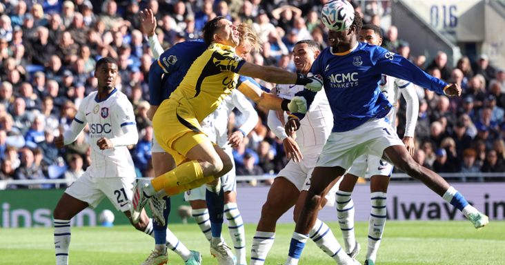 Rémisztő ütközés után, hordágyhoz szíjazva vitték le a pályáról a Chelsea világbajnokát