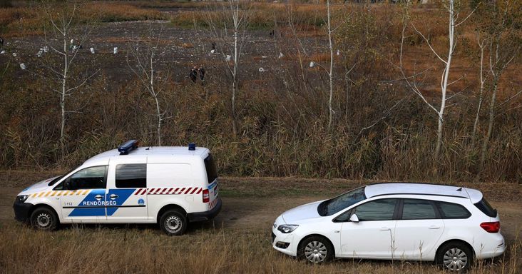 Robbanószerek kerültek elő a kiszáradt tómederből, fel kellett függeszteni az önkéntes szemétgyűjtést – galériával