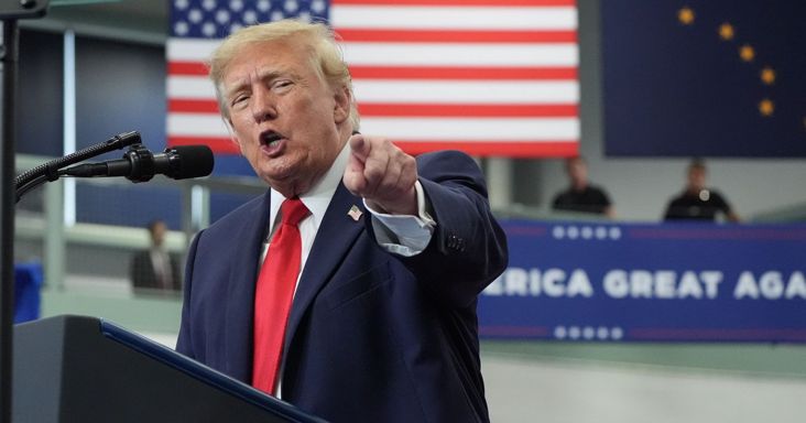 Balázs Péter: csapongásról beszélhetünk Trump politikájában
