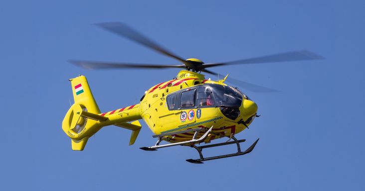 Mentőhelikopter szállt le egy soproni iskola előtt, újra kellett éleszteni egy diáklányt