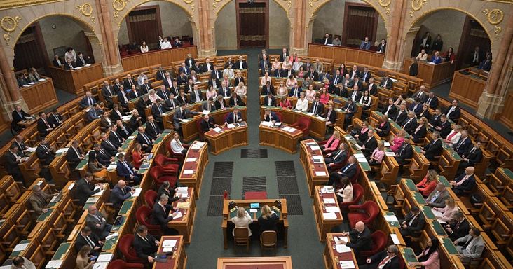 Elfogadta a parlament az új gyermekvédelmi törvényt - Brüsszel üdvözli az LMBTQI-ellenes passzusok eltörlését