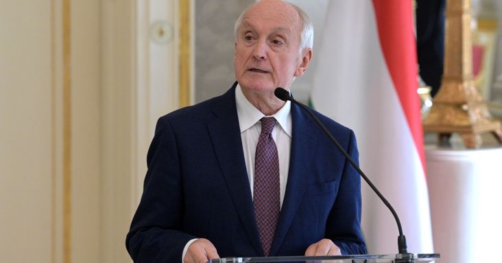 Baka András szerint nincs más út: fel kell számolni a korábbi rendszer hatalmi maradványait