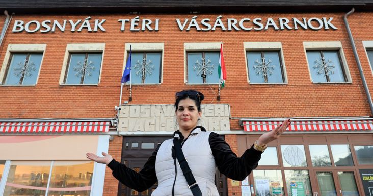 Csirkebőrt és húsdarabokat dobáltak egy nő autójára, nem tetszett az elkövetőknek, hogy hova parkolt