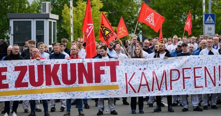 Forrnak az indulatok Európa legnagyobb autógyártójánál: egymásnak feszültek a dolgozók és a vezetés – „október végéig adunk időt, hogy ezt visszavonja a Volkswagen!"