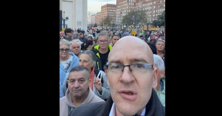 Fáklyás tüntetők árasztották el Budapest belvárosát, vezetőjükkel a Deák Ferenc térről kezdték meg a vonulást – videók