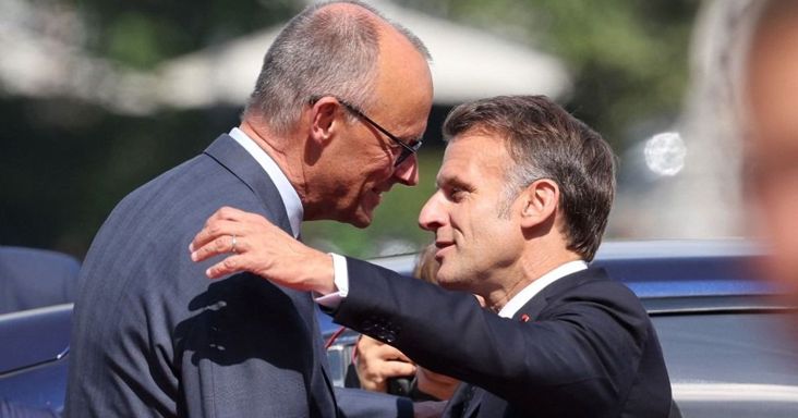 EU-csúcs: megalázó helyzetben érkezik Brüsszelbe Merz és Macron, sose volt még ilyen gyenge vezetője Franciaországnak és Németországnak – "Ez az egész komolytalan"