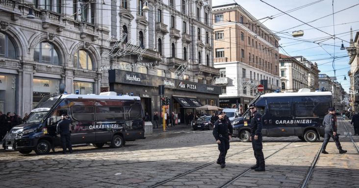 Csatatér Milánóban a híres Dóm előtt