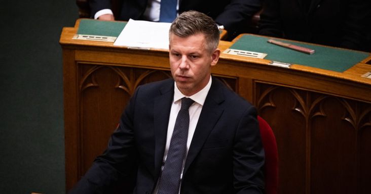 Magyar: Kapcsolják be az öveiket, hosszú leszek!