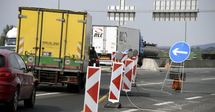 Aszfaltoznak az M0-son, már a nyolc kilométert is meghaladja a torlódás