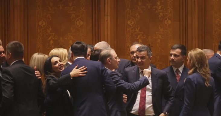 Majdnem fél év kormányválság után megszavazta az új kabinetet a román parlament