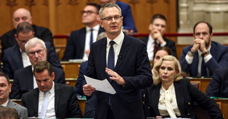 „A Kárpátok Fidel Castrója” – Így reagáltak a pártok Magyar Péter beszédére és a 2027-es költségvetésre