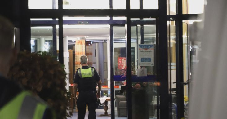 Hetvenkét éves férfi késelt egy németországi idősotthonban, egy nővel végzett, két másikat megsebesített