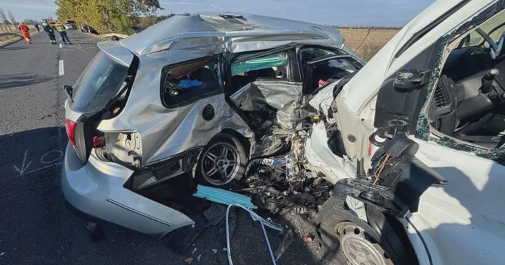 Halálos baleset Mezőpeterdnél, két embert kellett kivágni a roncsok közül – megrázó képek és videó a helyszínről
