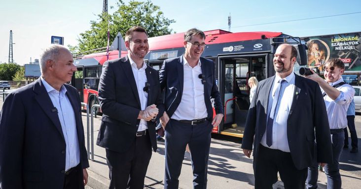 Egy egész üveg Unicumot kapott a ferencvárosi polgármestertől Karácsony, de jelezte, hogy ezt most nem fogja meginni