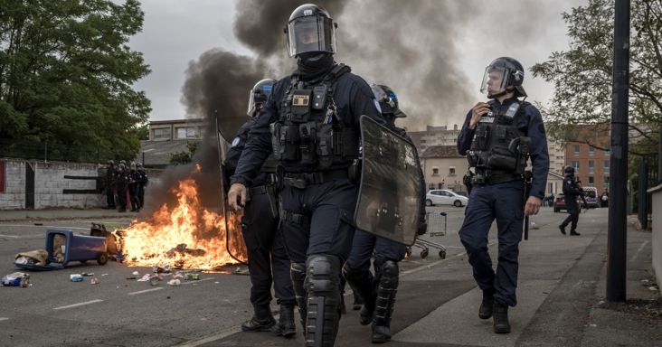 Iskolai erőszak, francia diáktüntetések és trópusi vihar a hét képein