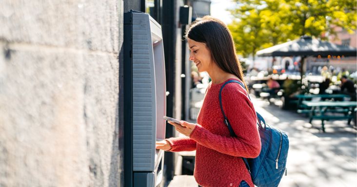 Drága meglepetés érheti a külföldre utazó magyarokat: akár 15 ezer forint is leht egy ATM-használat