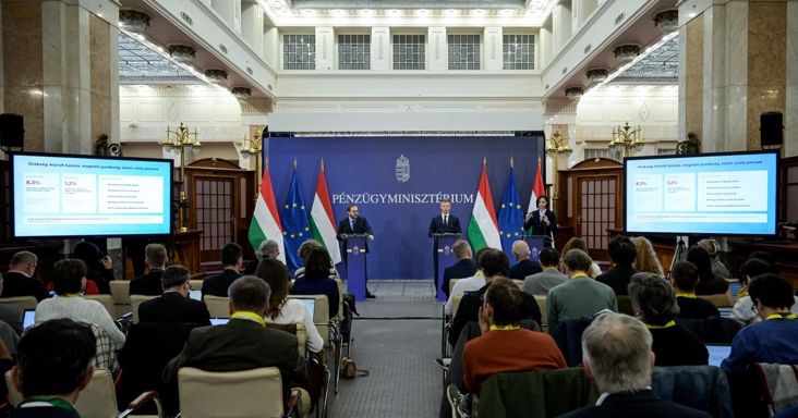 Durva hiányról beszélt a pénzügyminiszter, ebben bízik most a kormány