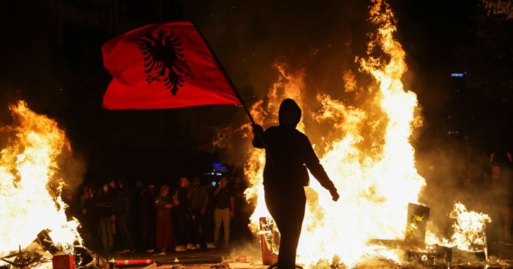 Lángolt az oktatási minisztérium épülete, elvadulnak a diáktüntetések Albániában