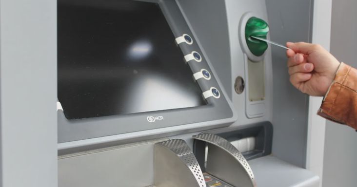 Trükkös bankautomaták miatt szabott ki óriási bírságot a GVH
