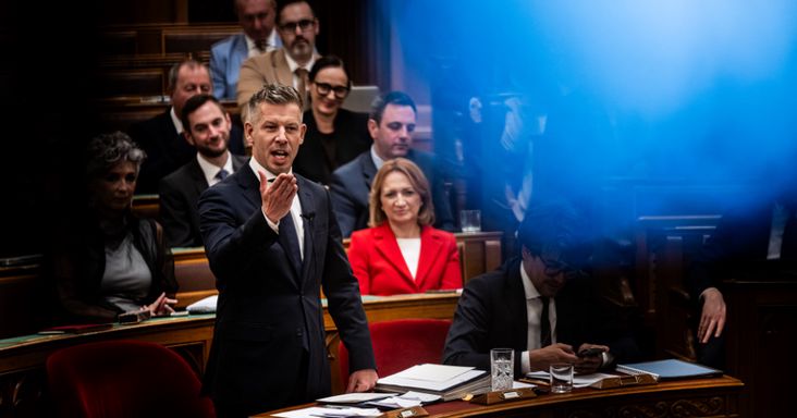 Magyar Péter megadta az alaphangot, a Tisza-frakció is követi, nő a feszültség