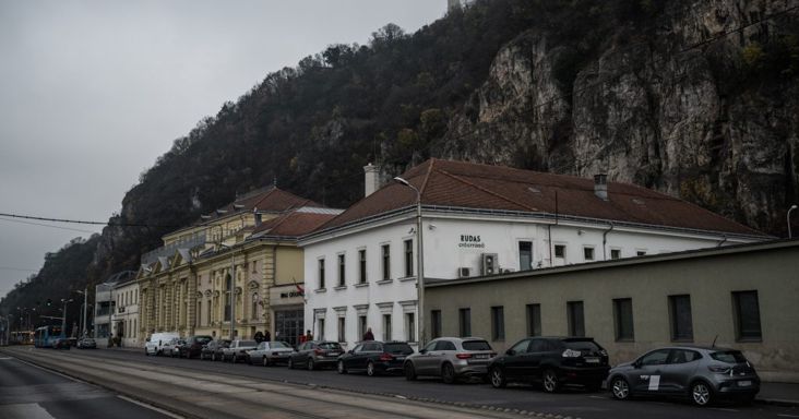 Parkolósávból lesz kerékpárút a Rudas fürdővel szemben