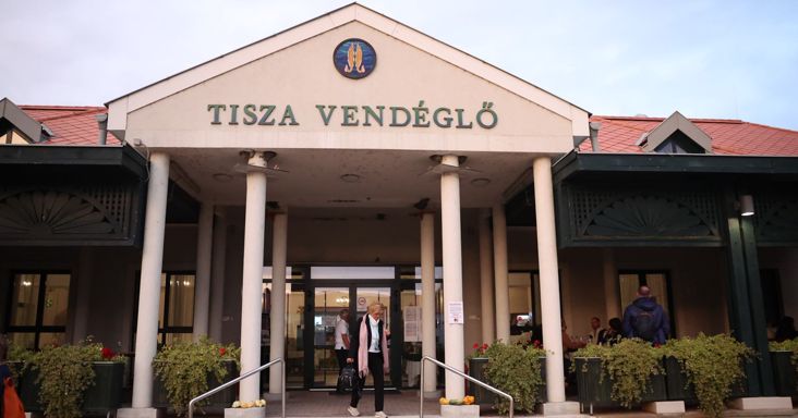 DPK-tábor: megmutatjuk, mit adnak 4000 forintért a Tisza Vendéglőben – Luxusszálloda és retró ételjegy egy helyen, itt esznek a tábor látogatói