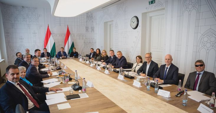 Az Orbán-kormány szabályaira hivatkozva titkolja a Magyar Péter vezette kabinet a kormányülések összefoglalóit