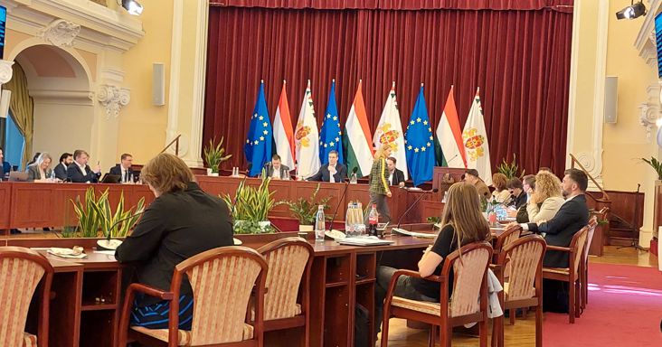 Rendkívüli közgyűlés: ajándékba adott Unicummal szúrtak oda Karácsony Gergelynek
