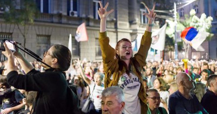Hosszú sorok az urnáknál – kiugróan magas a részvétel Szerbiában