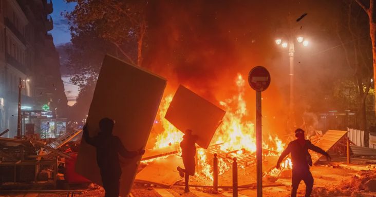 „Mint egy háborús övezet” – még a sokat látott franciákat is sokkolták a hétvégi zavargások és fosztogatások