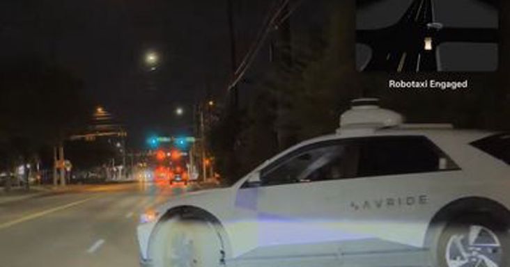 Robotaxis videókat tett közzé a Tesla, a legjobb, amikor más robotaxik okoznak balesetveszélyes pillanatokat