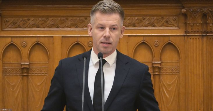 Magyar Péter: Orbán Viktor fegyveres lázadásról, az alkotmányos rend erőszakos megváltoztatásról beszélt nevetgélve