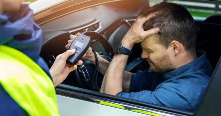 Nem tudott rendesen belefújni az alkoholszondába, elvették a Porschéját