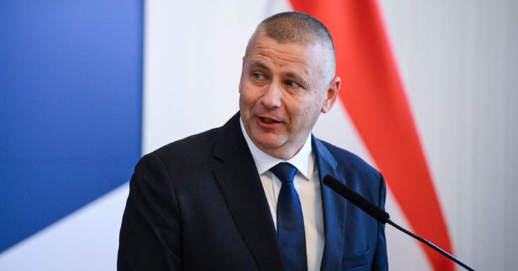Távozik a volt katonai titkosszolgálati vezető