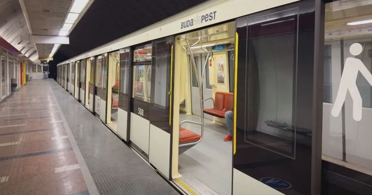 Maszkos fiatalok életveszélyes mutatványa az M2-es metró tetején – ezt reagálta az Origónak a rendőrség
