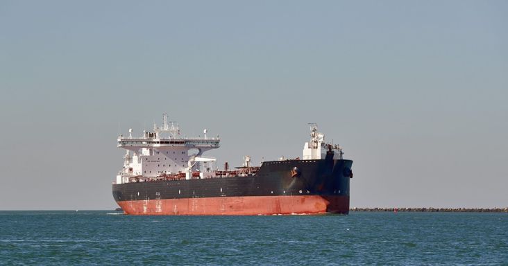 Lángokban áll egy szupertanker a Hormuzi-szorosban, kétmillió hordó tűnik el épp a semmibe, az olaj ára az egekben – Ezt az egész világ megérzi!