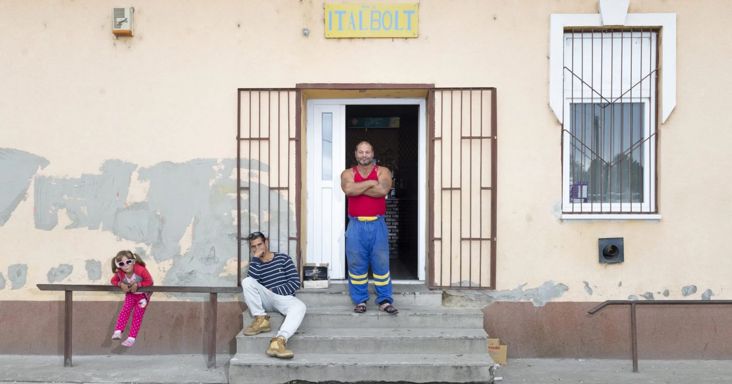 Nyomasztó kocsmafotókkal nyerte Sivák Zsófia a Capa Nagydíjat
