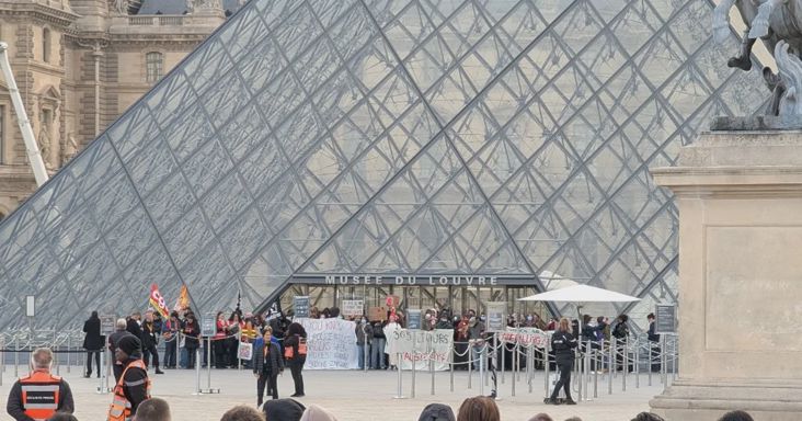 Eltorlaszolták a Louvre bejáratát, folytatódnak a zavargások Franciaországban