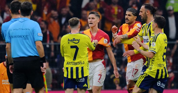 Lökdösték és meg akarták ütni Sallai Rolandot, végül a rendőrségnek kellett közbelépnie