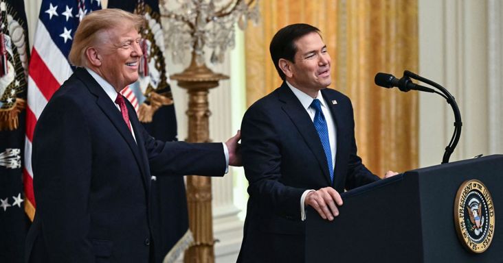 Ilyen nincs: hiába jelentették be, hogy eltörlik az Oroszország elleni szankciókat Donald Trumpék, az amerikai elnök teljesen váratlant húzott – még inkább átgondolják kicsit, „60 napunk van rá!"