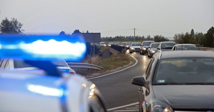 Sorra döntötte ki a terelőtáblákat az autós az M1-es autópályán, kiderült mi okozta a pusztítást