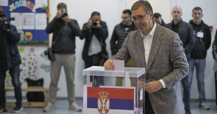 Lezárult a szerb választás: hatalmas részvétel mellett döntöttek Vucic sorsáról – eredmények hamarosan