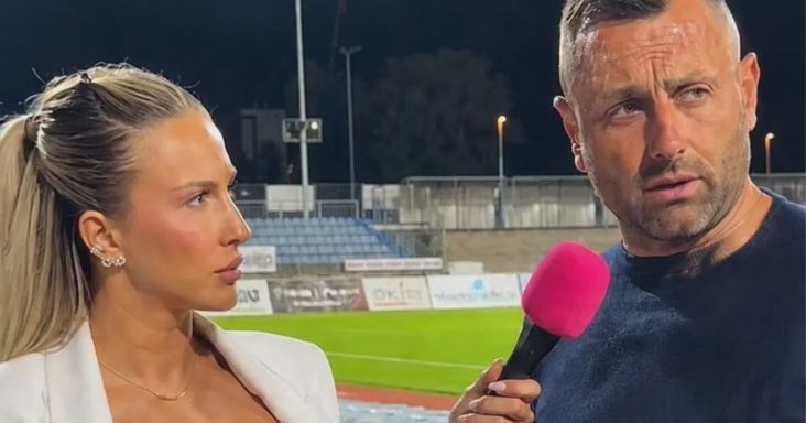 Merész dekoltázst villantott a sportriporternő, látni kell az edző reakcióját – videó