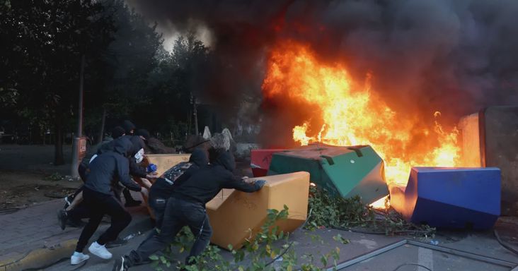 Tüzet gyújtottak a tüntetők az albán oktatási minisztérium épületében
