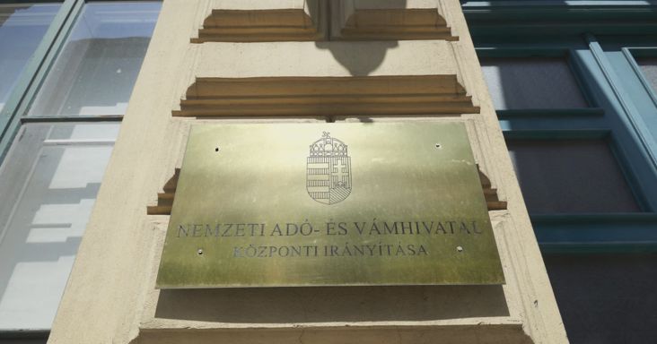 Váratlanul felmentették a NAV egyik vezetőjét, nagy port kavaró ügy állhat a háttérben
