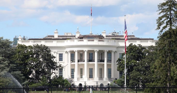 Egyre nagyobb bajban Trump: már a Bush-család is beintett a republikánusoknak, pénzzel is támogatják a demokrata jelöltet