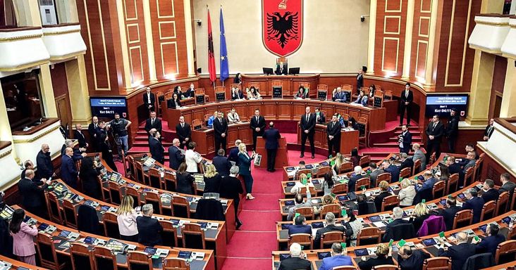 Albán kormánypárti és ellenzéki képviselők dulakodtak a parlamentben a diáktiltakozások miatt