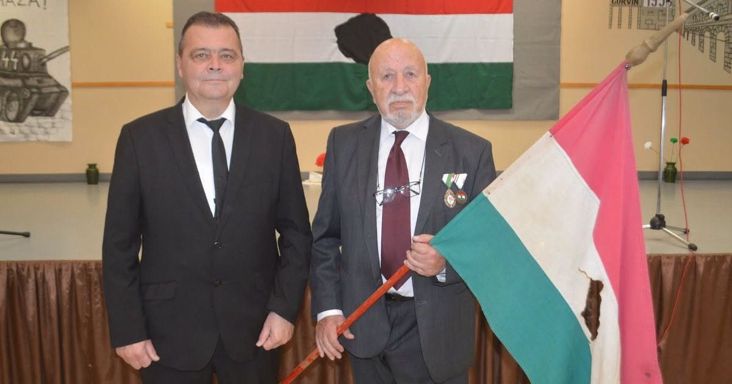 Diákként vitte magával a forradalomba, később a városnak adományozta zászlaját